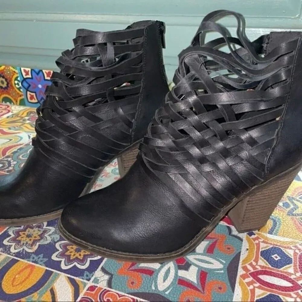 Fergalicious by Fergie Weaver booties sz 8